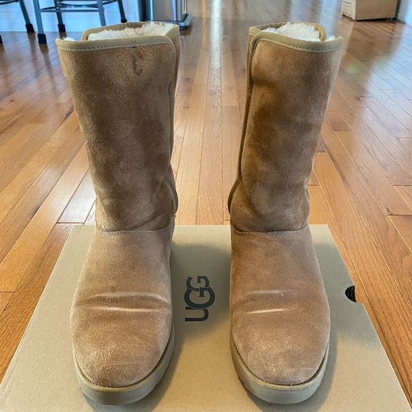 ugg amie size 10